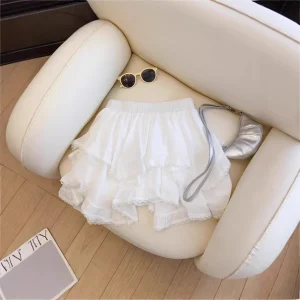 Mezza gonna con orlo patchwork in pizzo a vita alta da donna all'inizio della primavera che dimagrisce fresco irregolare torta bianca gonna corta asimmetrica lavorata a maglia 1