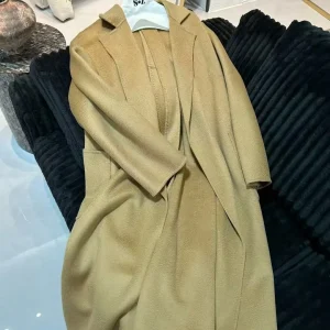 Elegante cappotto avvolgente minimale in 100% cashmere 1